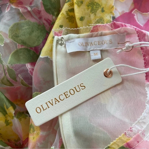 Olivaceous Bubble Sleeve Floral Top Size Medium NWT - Picture 7 of 7